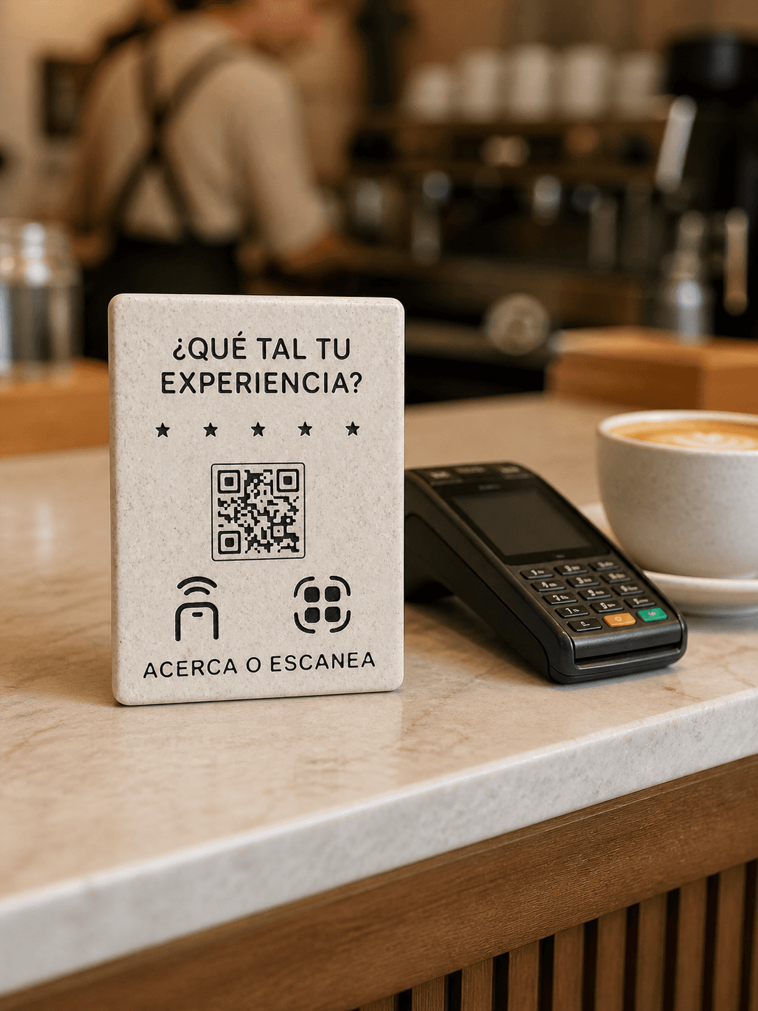 PIQTAP junto al terminal de pago de una cafetería